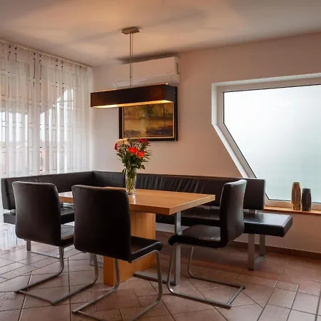 Moai Home Apartman Sarvar Exterior photo